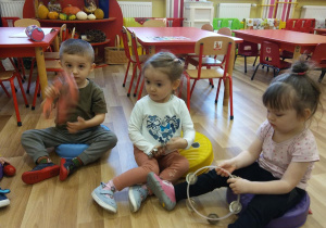 Dzieci poznają instrumenty muzyczne. Grają do rytmu